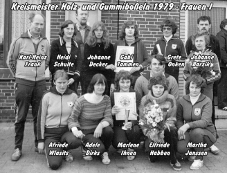 1979_frauen-I_holz-gummi_namen